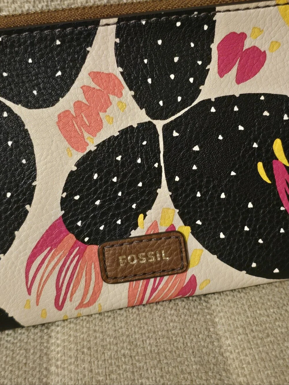 Fossil Tara Wristlet Black Floral Abstract Print Pebbled Leather Zip